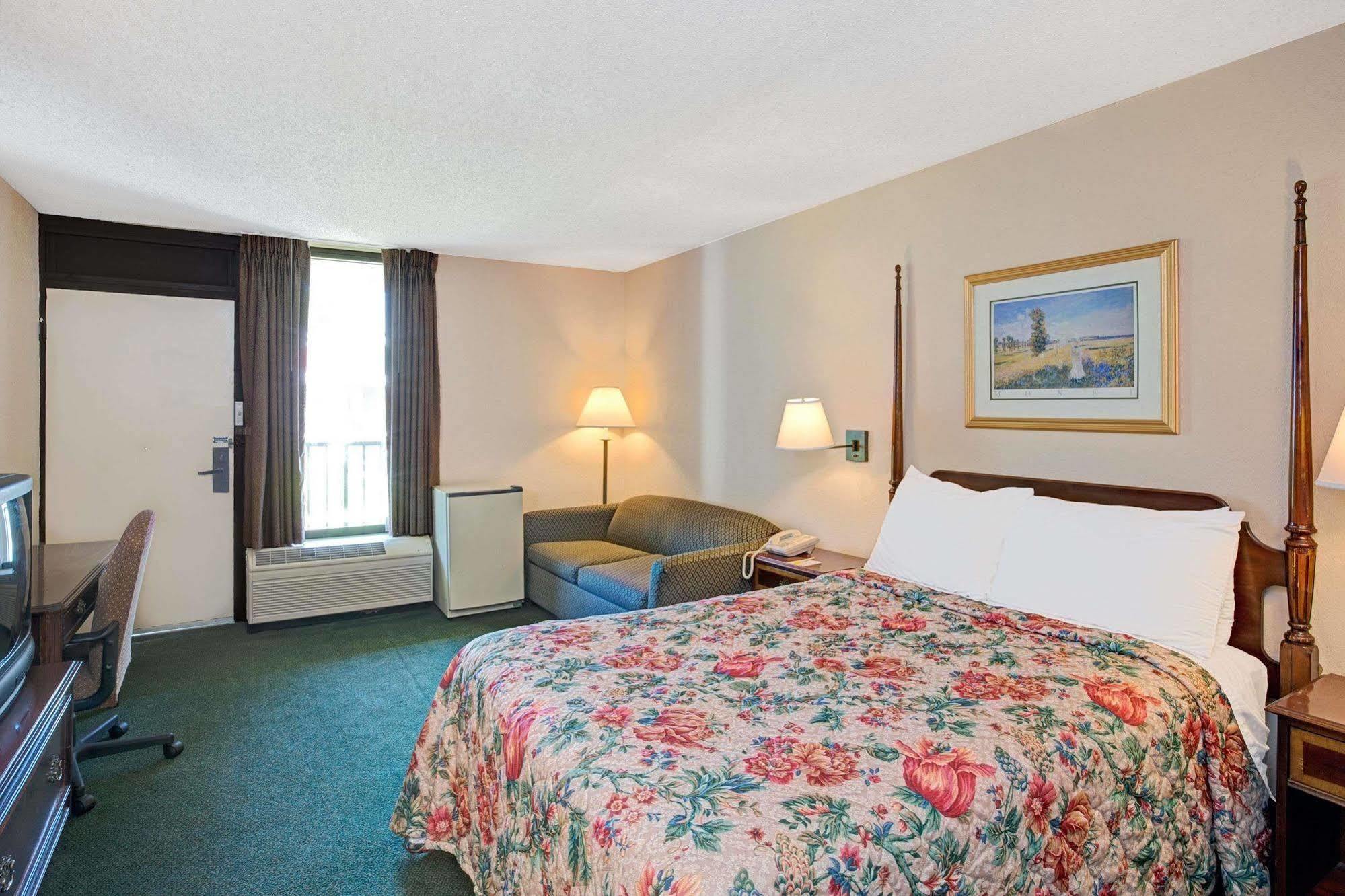 Days Inn Lake Norman Cornelius Bagian luar foto