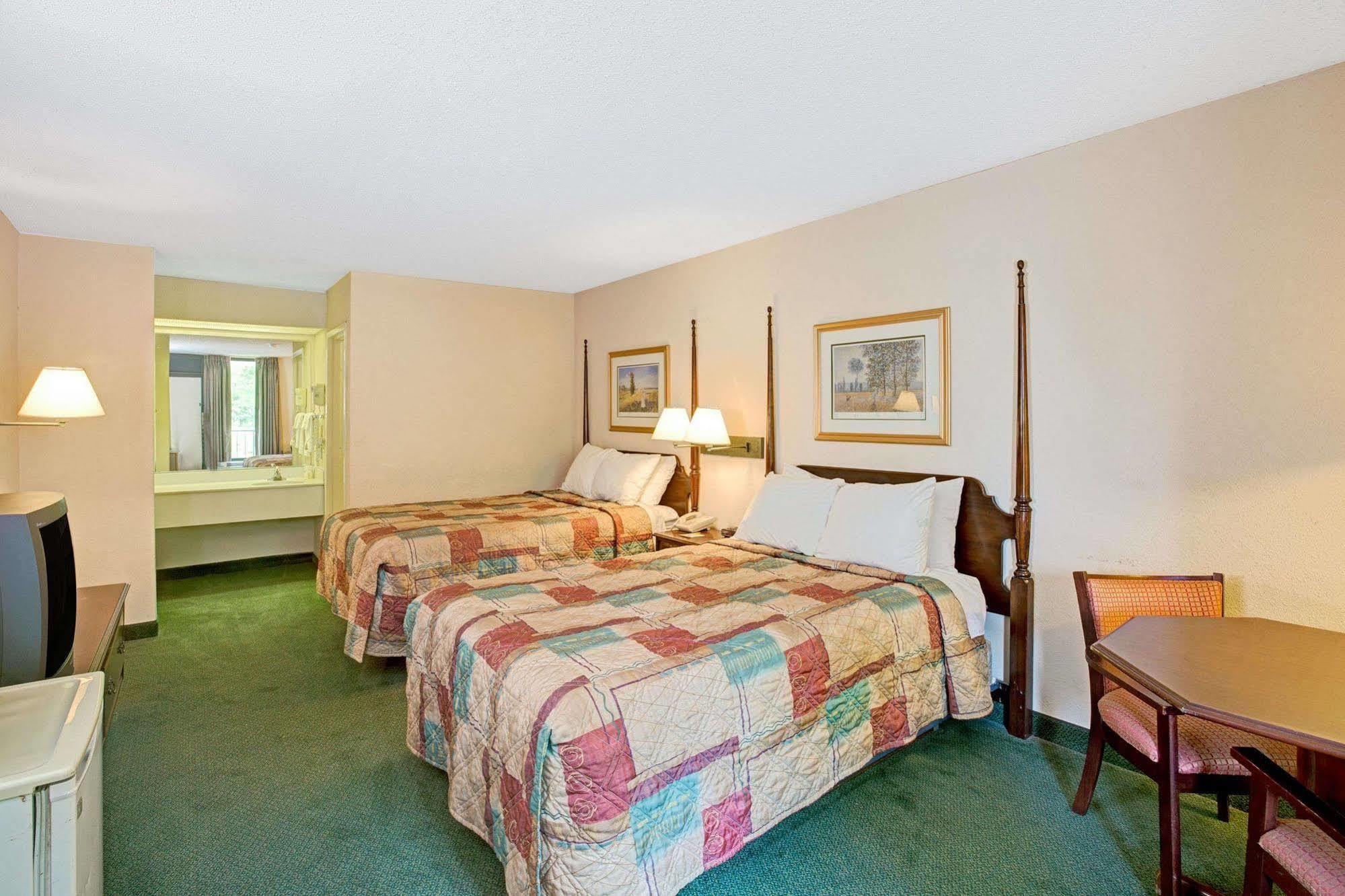 Days Inn Lake Norman Cornelius Bagian luar foto