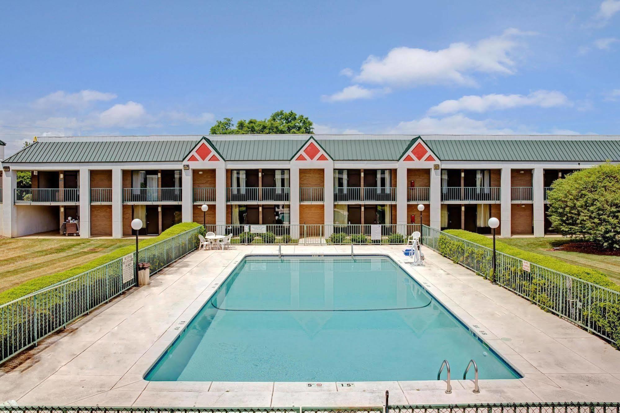 Days Inn Lake Norman Cornelius Bagian luar foto