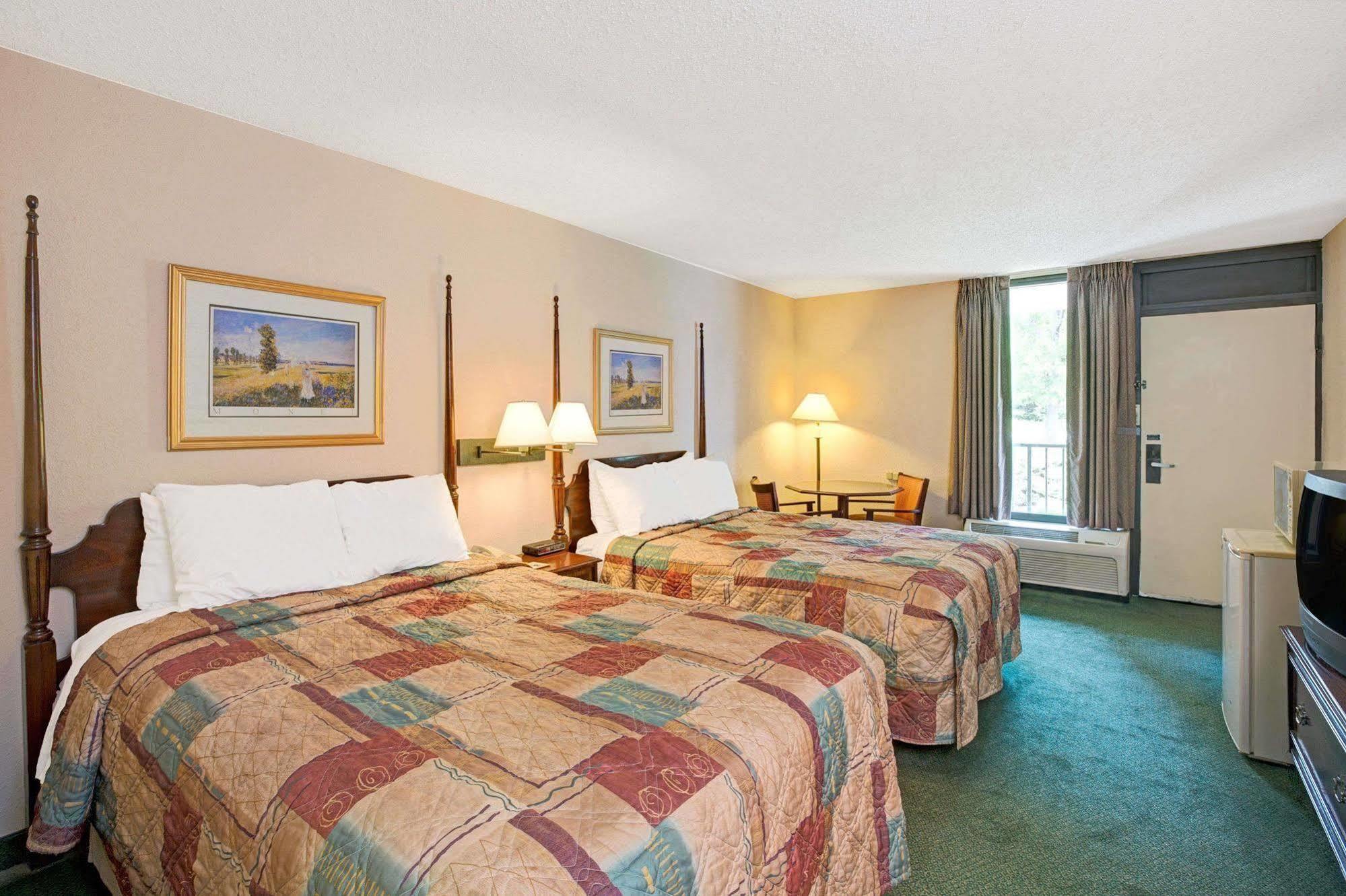 Days Inn Lake Norman Cornelius Bagian luar foto